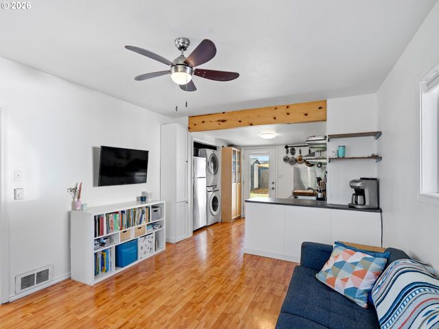 8130 Se YAMHILL St, Portland, OR 97215