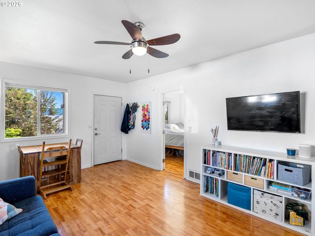 8130 Se YAMHILL St, Portland, OR 97215