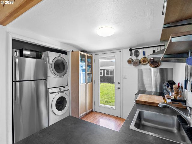 8130 Se YAMHILL St, Portland, OR 97215