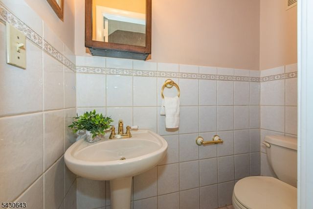 39 Essex Ave, Montclair Twp., NJ 07042