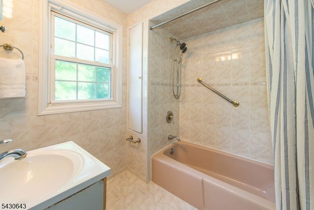 39 Essex Ave, Montclair Twp., NJ 07042