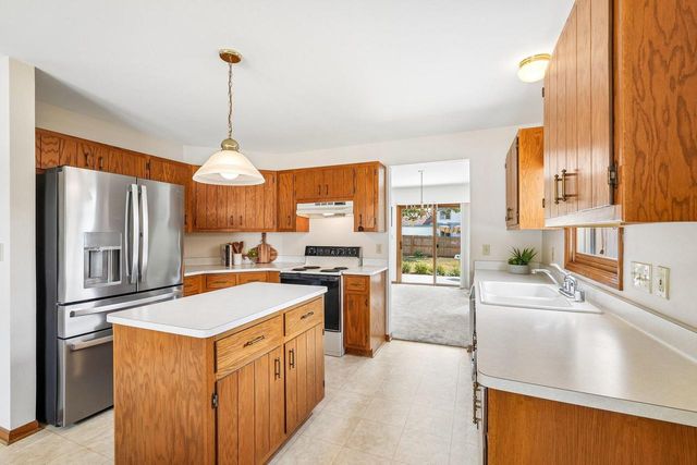 1909 Cliff-Alex COURT N, Waukesha, WI 53189