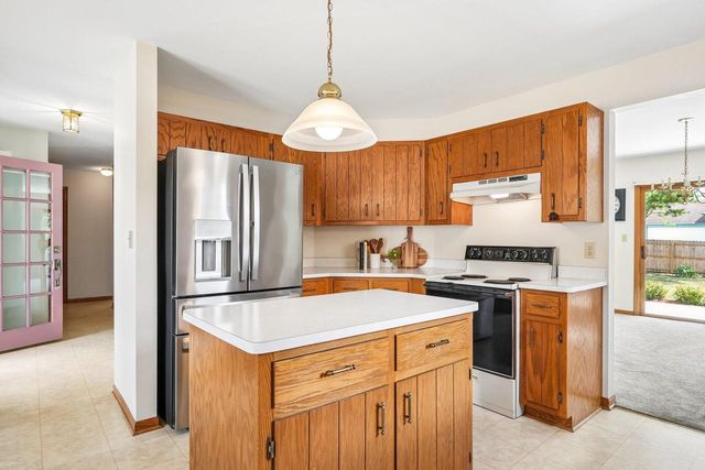 1909 Cliff-Alex COURT N, Waukesha, WI 53189