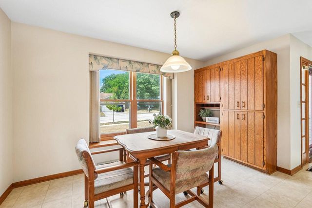 1909 Cliff-Alex COURT N, Waukesha, WI 53189