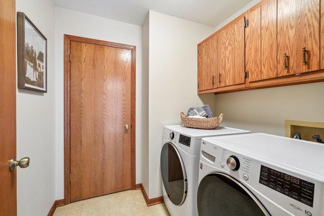 1909 Cliff-Alex COURT N, Waukesha, WI 53189