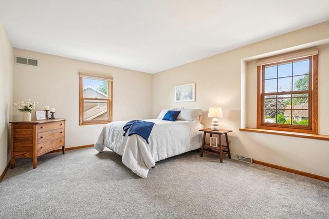 1909 Cliff-Alex COURT N, Waukesha, WI 53189