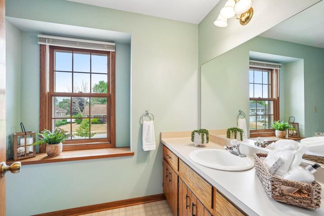 1909 Cliff-Alex COURT N, Waukesha, WI 53189