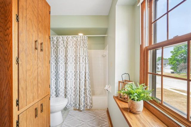 1909 Cliff-Alex COURT N, Waukesha, WI 53189