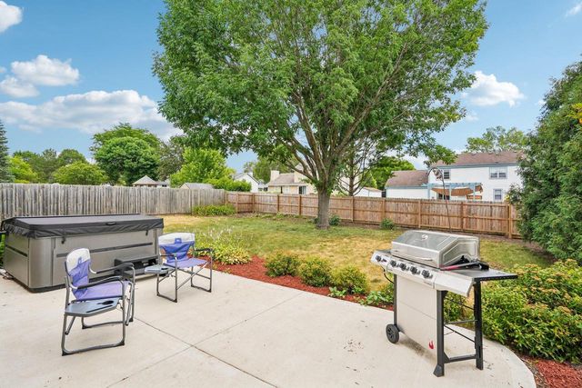 1909 Cliff-Alex COURT N, Waukesha, WI 53189