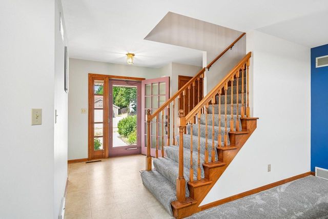 1909 Cliff-Alex COURT N, Waukesha, WI 53189