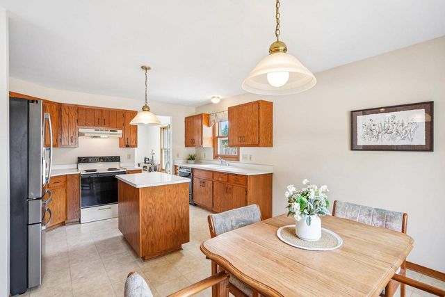 1909 Cliff-Alex COURT N, Waukesha, WI 53189