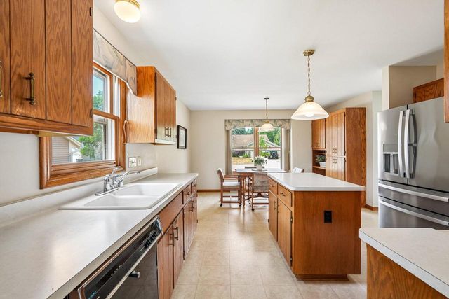1909 Cliff-Alex COURT N, Waukesha, WI 53189