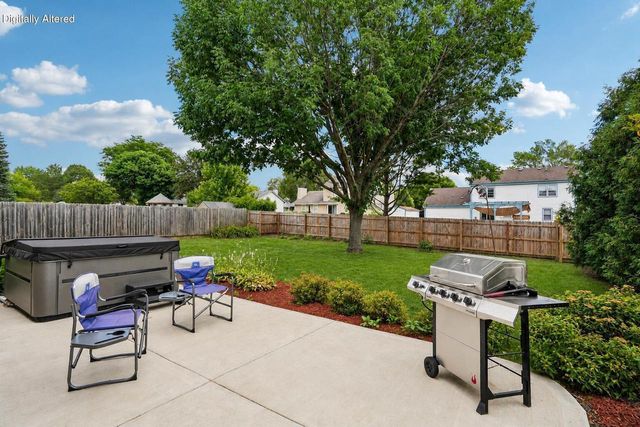 1909 Cliff-Alex COURT N, Waukesha, WI 53189