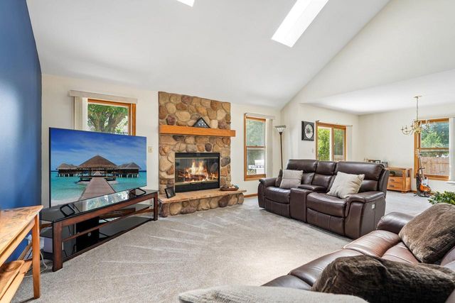 1909 Cliff-Alex COURT N, Waukesha, WI 53189