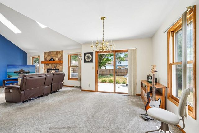 1909 Cliff-Alex COURT N, Waukesha, WI 53189