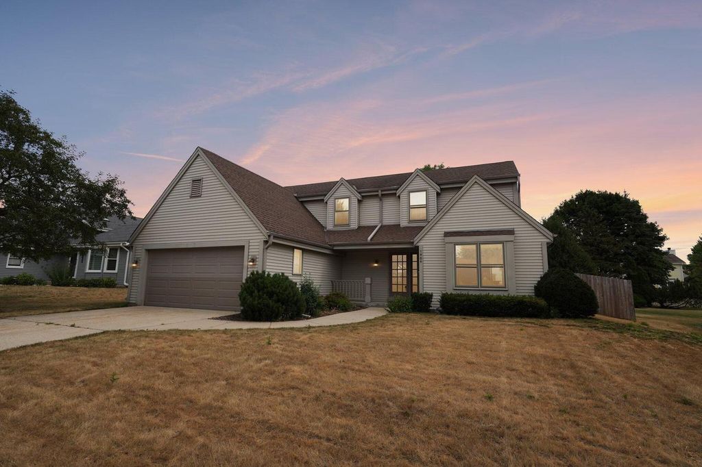 1909 Cliff-Alex COURT N, Waukesha, WI 53189