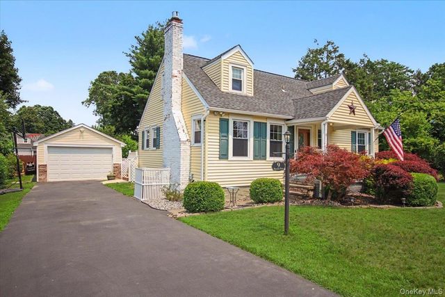 9 Mansion Drive, Hyde Park, NY 12538