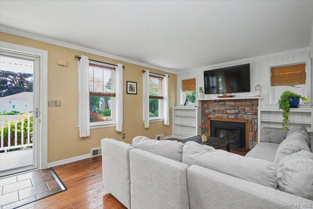 9 Mansion Drive, Hyde Park, NY 12538