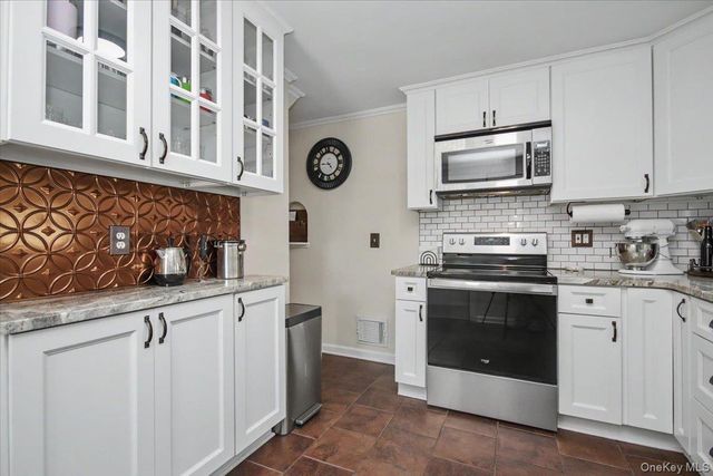 9 Mansion Drive, Hyde Park, NY 12538