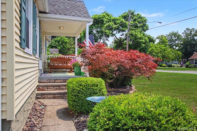 9 Mansion Drive, Hyde Park, NY 12538