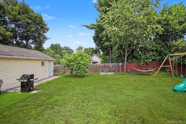 9 Mansion Drive, Hyde Park, NY 12538