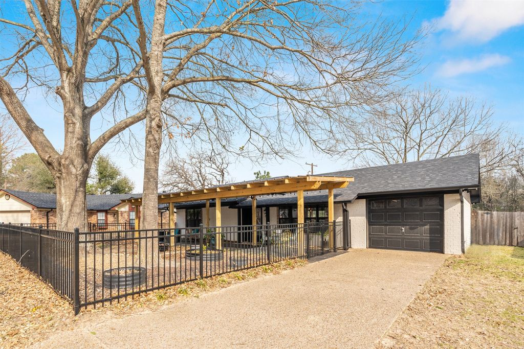 713 Southoak Drive, Athens, TX 75751