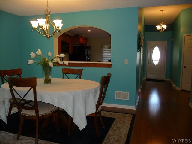 129 Blossom Wood Lane, Cheektowaga, NY 14227