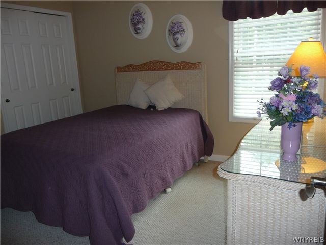 129 Blossom Wood Lane, Cheektowaga, NY 14227