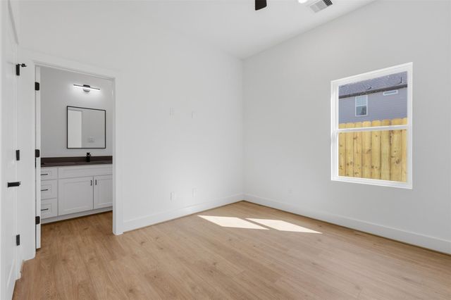 7843 Sunnyhill St, Houston, TX 77088