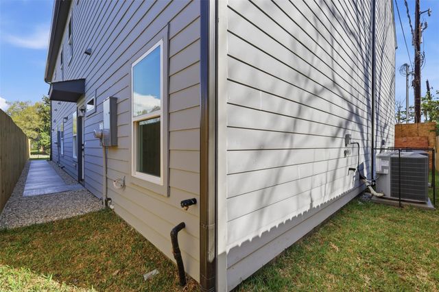 7843 Sunnyhill St, Houston, TX 77088