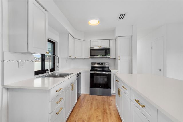 9915 SW 212th St, Cutler Bay, FL 33189