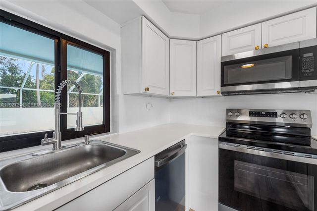 9915 SW 212th St, Cutler Bay, FL 33189