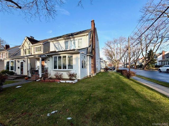 257-17 Pembroke Avenue, Great Neck, NY 11020