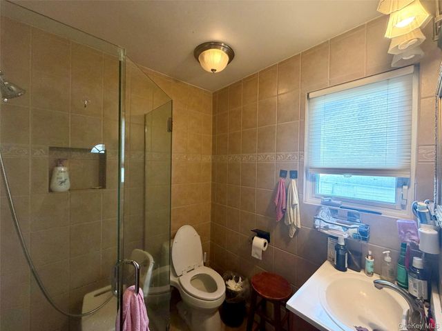 257-17 Pembroke Avenue, Great Neck, NY 11020