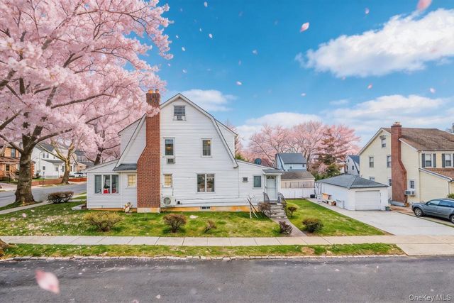 257-17 Pembroke Avenue, Great Neck, NY 11020