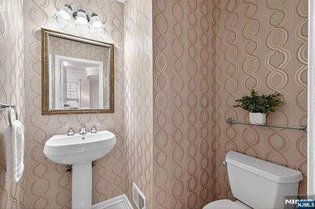 4 Generals Lane, Totowa, NJ 07512