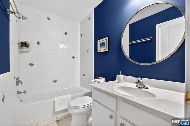 4 Generals Lane, Totowa, NJ 07512