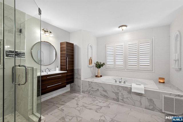 4 Generals Lane, Totowa, NJ 07512