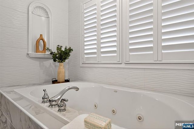 4 Generals Lane, Totowa, NJ 07512