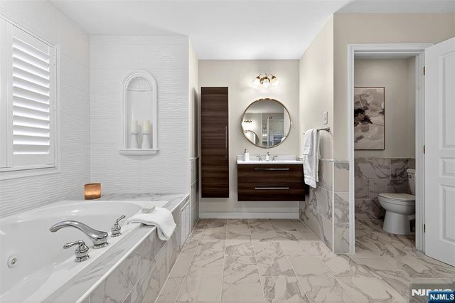 4 Generals Lane, Totowa, NJ 07512