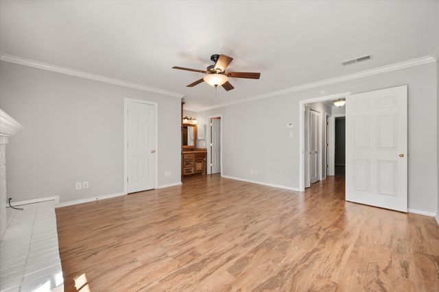 1229 Roaring Springs Road, Fort Worth, TX 76114