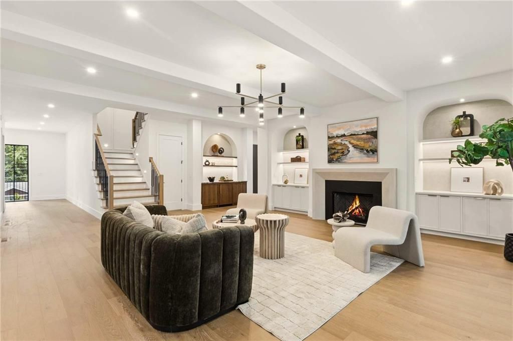 Image 13 of property listing at 3035 Parkridge Drive NE, Brookhaven, GA 30319