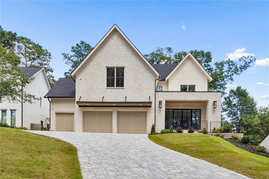Image 3 of property listing at 3035 Parkridge Drive NE, Brookhaven, GA 30319