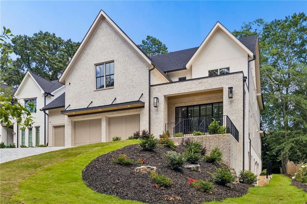Image 4 of property listing at 3035 Parkridge Drive NE, Brookhaven, GA 30319