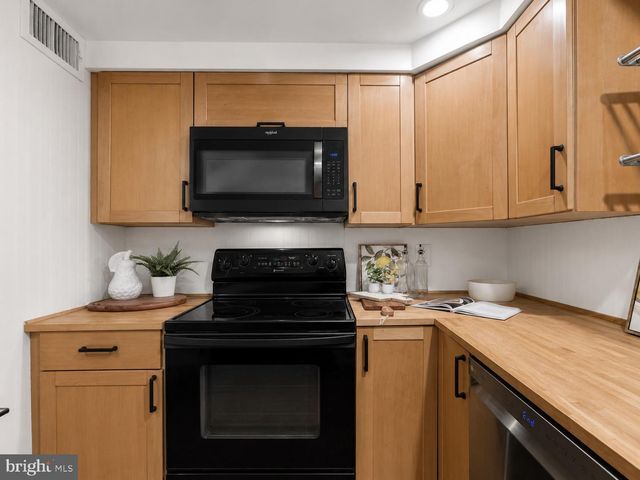 817 S LEITHGOW ST, Philadelphia, PA 19147