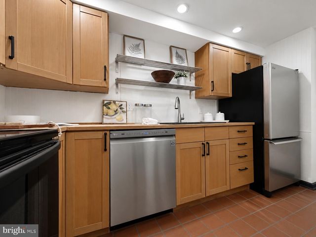 817 S LEITHGOW ST, Philadelphia, PA 19147