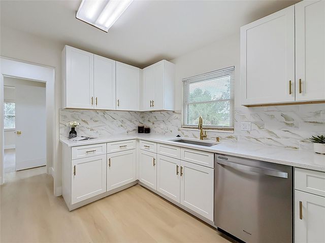 516 S EXETER STREET, Eustis, FL 32726