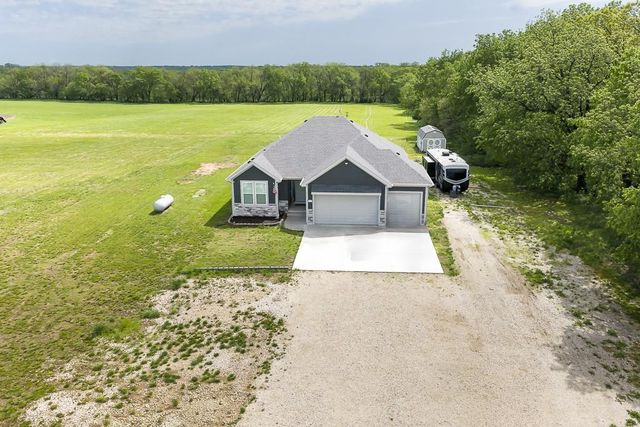 20196 207th Street, Tonganoxie, KS 66086