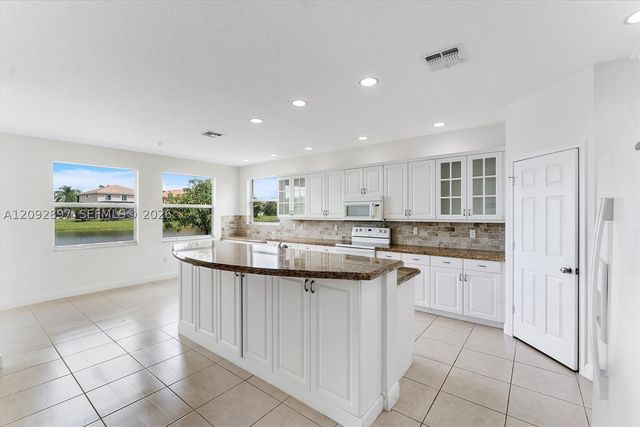 9640 Phipps Ln, Wellington, FL 33414