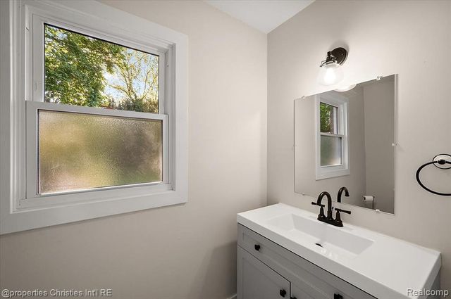 7381 Cathedral Drive, Bloomfield Hills, MI 48301